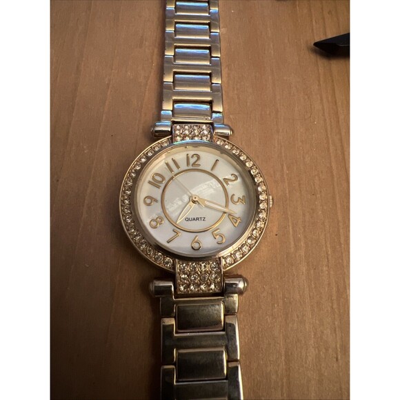 Generic Mother Of Pearl Gold Tone Ladies Watch New Battery - Picture 1 of 9